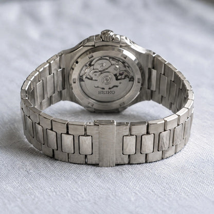 Nautilus White 07