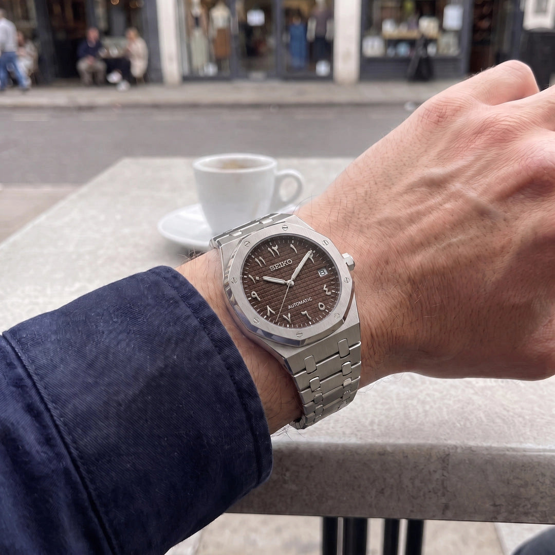 Mod | Royal Oak Brown Arabic — En muñeca